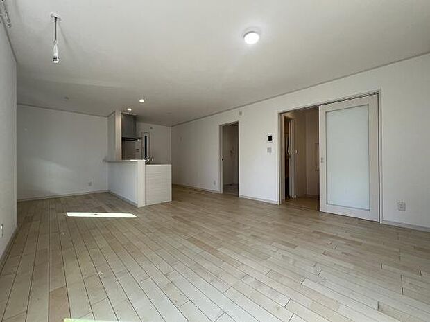 17.6帖のLDKは家族全員がゆったりとくつろげる空間です。リビングとダイニングを自由に使い分けられるため、様々なライフスタイルに対応します!