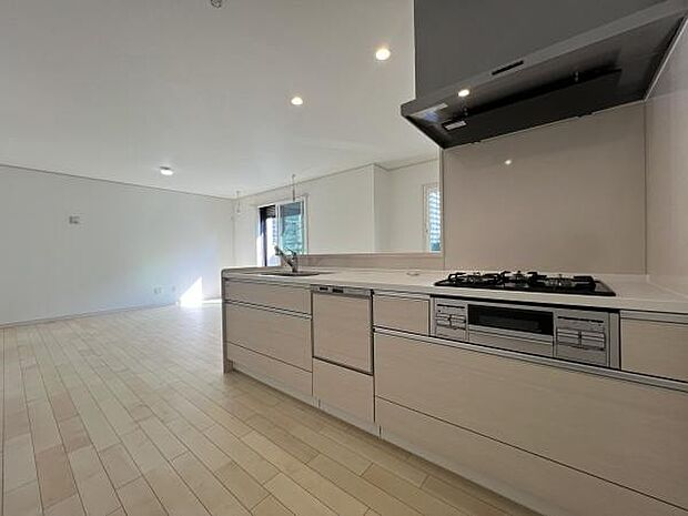 リビングにつながる、開放的で洗練されたキッチンスペース。目の前に家族の様子を感じながら料理ができる配置は、子育て中のご家庭にもぴったり。