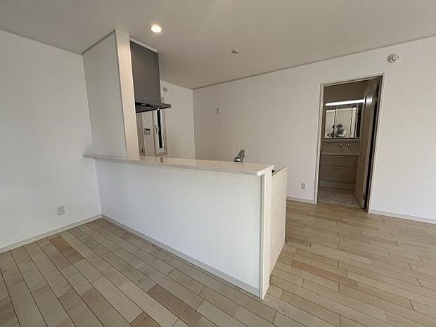 リビングにつながる、開放的で洗練されたキッチンスペース。目の前に家族の様子を感じながら料理ができる配置は、子育て中のご家庭にもぴったり。