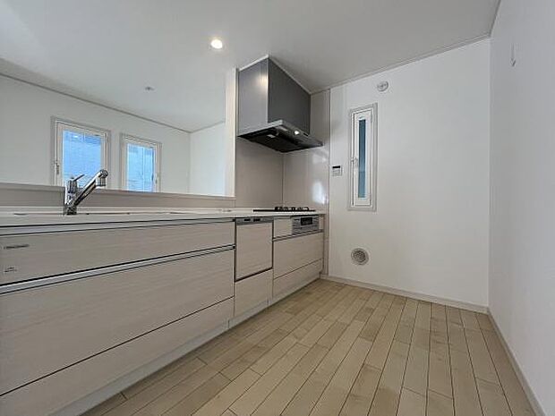 スタイリッシュなシステムキッチンは、収納力と機能性を兼ね備え、料理が楽しくなる空間。リビングとつながるレイアウトも魅力です。