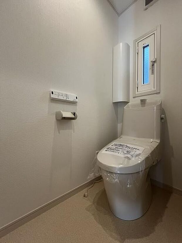 トイレは1階と2階にあります！いつでも快適に使える温水洗浄便座を設置！窓があり換気も十分行えます！