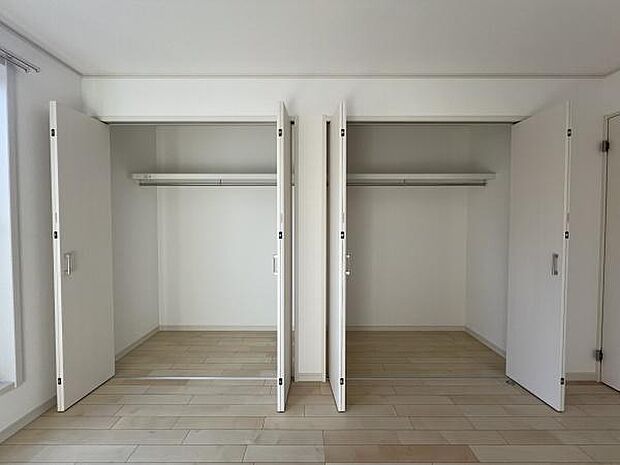 クローゼットが2ヵ所設置されており収納スペース豊富です！ご夫婦で分けてお使いいただくことも可能です！