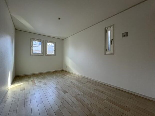 落ち着いた色合いとシンプルなデザインが魅力の洋室。クローゼット付きで、衣類や荷物の整理整頓がしやすく、使い勝手の良い快適空間です。