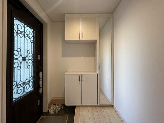 広々と落ち着いた空間を演出しご家族や来客者を気持ちよく出迎える玄関!大容量の収納をご用意!全身ミラーはお部屋の奥行をより感じさせます。