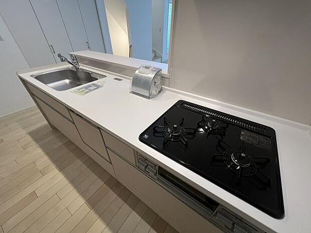 スタイリッシュなシステムキッチンは、収納力と機能性を兼ね備え、料理が楽しくなる空間。リビングとつながるレイアウトも魅力です。