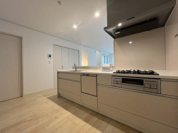 リビングにつながる、開放的で洗練されたキッチンスペース。目の前に家族の様子を感じながら料理ができる配置は、子育て中のご家庭にもぴったり。