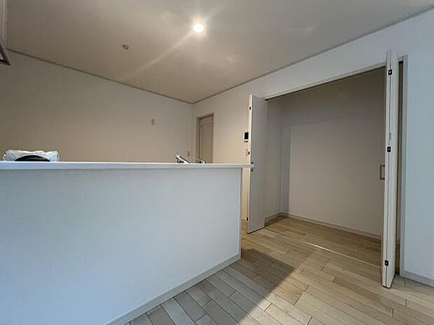 キッチンには大型パントリー収納が設置されました!調理家電や食器、常温での保存が可能な食糧などの収納に役立ちます。