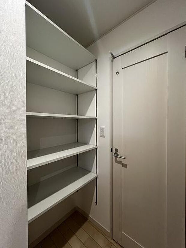 掃除道具や季節物の収納に便利。奥行きもあり、見た目以上の収納力を発揮します。