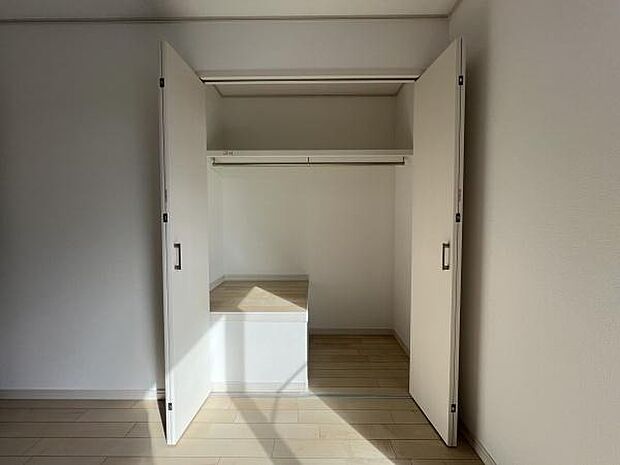 クローゼットが設置されています!荷物を置く場所が確保されるのでお部屋の整理整頓もしやすくなり、快適な空間をつくりあげます!