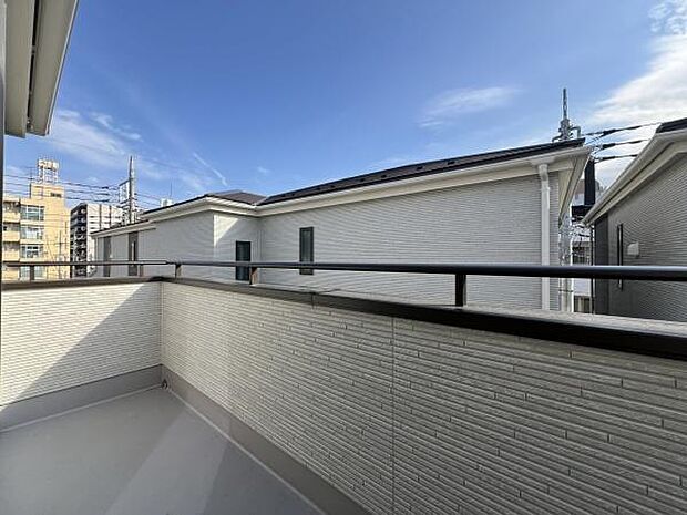 バルコニーは2階と3階に設置され、用途に合わせて使い分けを可能にしてくれます。