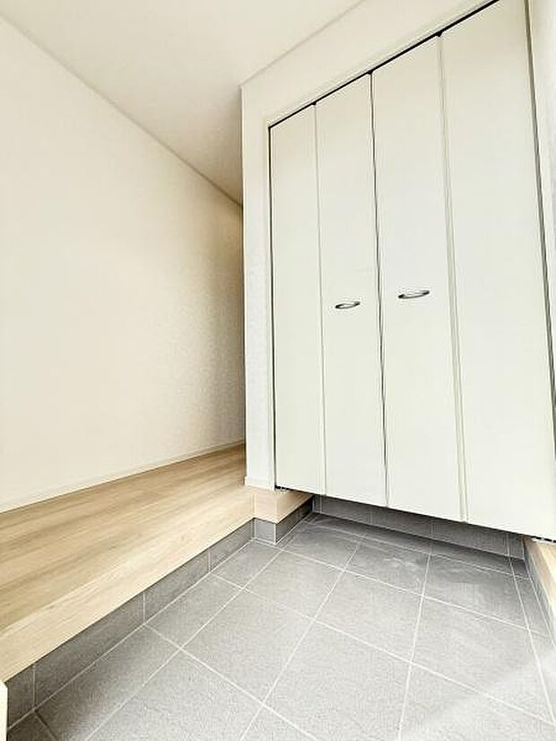 落ち着いた空間を演出しご家族や来客者を気持ちよく出迎える玄関。大容量のシューズボックスを完備し玄関周りをスッキリと見せることができます。