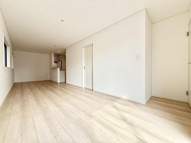 18.2帖の広々LDKは家族全員がゆったりとくつろげる空間です。リビングとダイニングを自由に使い分けられるため、様々なライフスタイルに対応します!