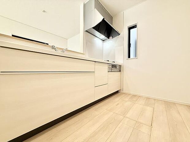 スタイリッシュなシステムキッチンは、収納力と機能性を兼ね備え、料理が楽しくなる空間。