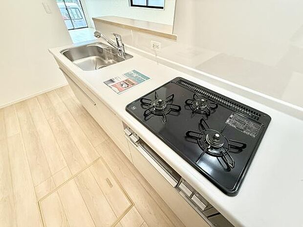 人気の対面式キッチンはリビング、ダイニングを一望できます！キッチンは作業スペースも広々、収納にも困りません！