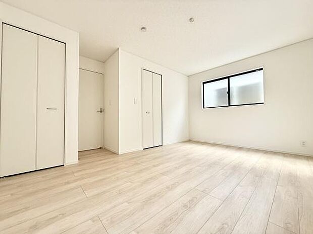 主寝室は広々9.25帖！キングサイズのベッドも配置可能！採光たっぷり広々としていて明るいお部屋です！