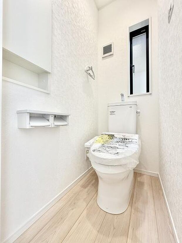 トイレは1・2階に設置され、シャワートイレが内蔵されています。窓もあるため換気も十分おこなえます！