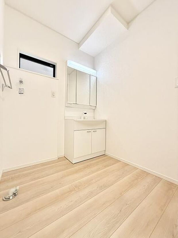 三面鏡付き洗面化粧台。合わせ鏡で後ろのスタイリングも快適。鏡の後ろは収納になっているので、細々したものを収納でき、スッキリとした洗面回りに。