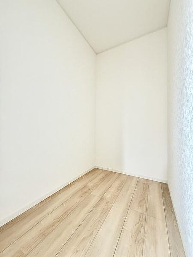 ウォークインクローゼットが設置されています！季節ものもたっぷり収納でき、お部屋がスッキリ片付きます！