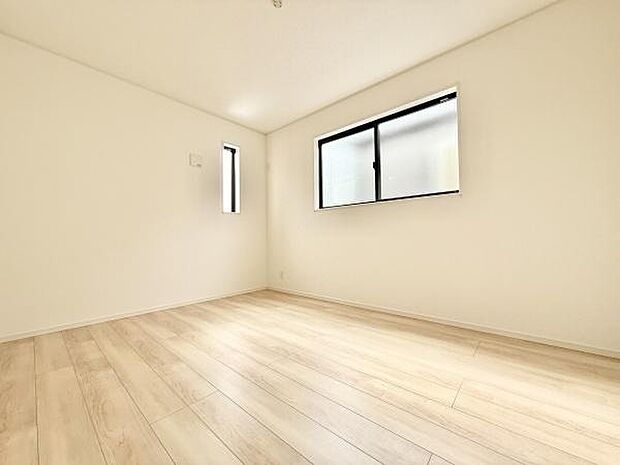 落ち着いた色合いとシンプルなデザインが魅力の洋室。クローゼット付きで、衣類や荷物もスッキリ収納。使い勝手の良い快適空間です。