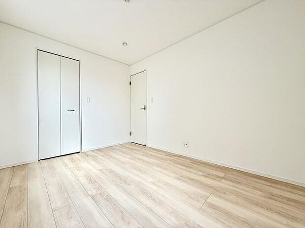 シンプルなデザインが魅力の洋室。ウォークインクローゼット付きで衣類や荷物もスッキリ収納できます。