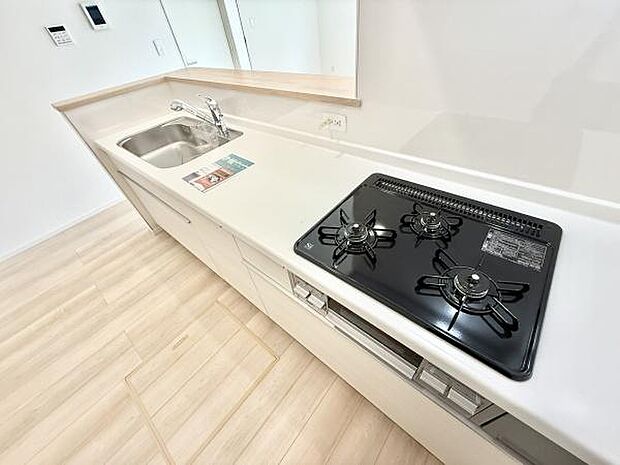 リビングにつながる、開放的で洗練されたキッチンスペース。目の前に家族の様子を感じながら料理ができる配置は、子育て中のご家庭にもぴったり。