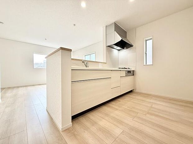 人気の対面式キッチンはリビング、ダイニングを一望できます!キッチンは作業スペースも広々、収納にも困りません!