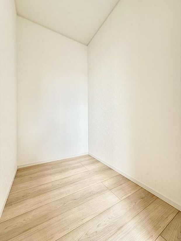 ウォークインクローゼットが設置されています！季節ものもたっぷり収納でき、お部屋がスッキリ片付きます！