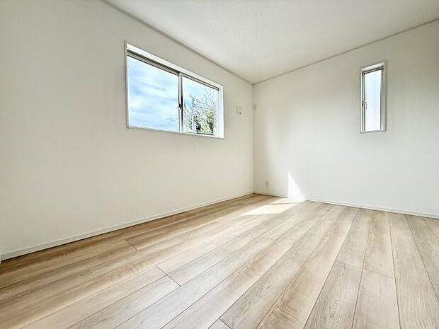 シンプルなデザインが魅力の洋室。クローゼット付きで衣類や荷物もスッキリ収納できます。