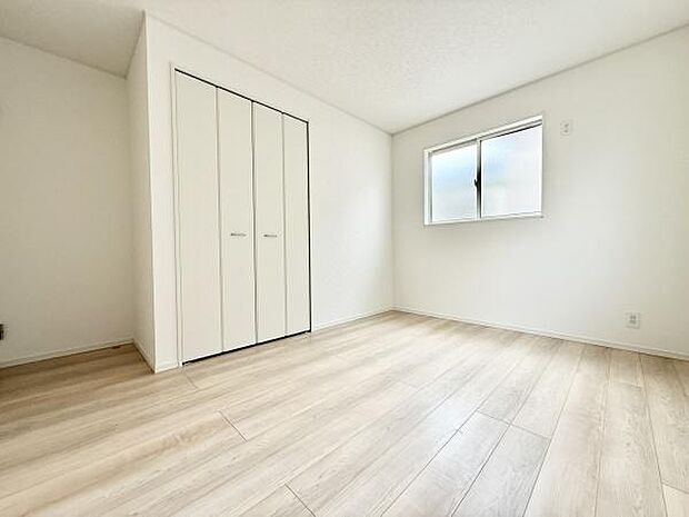 落ち着いた色合いとシンプルなデザインが魅力の洋室。クローゼット付きで、衣類や荷物もスッキリ収納。使い勝手の良い快適空間です。