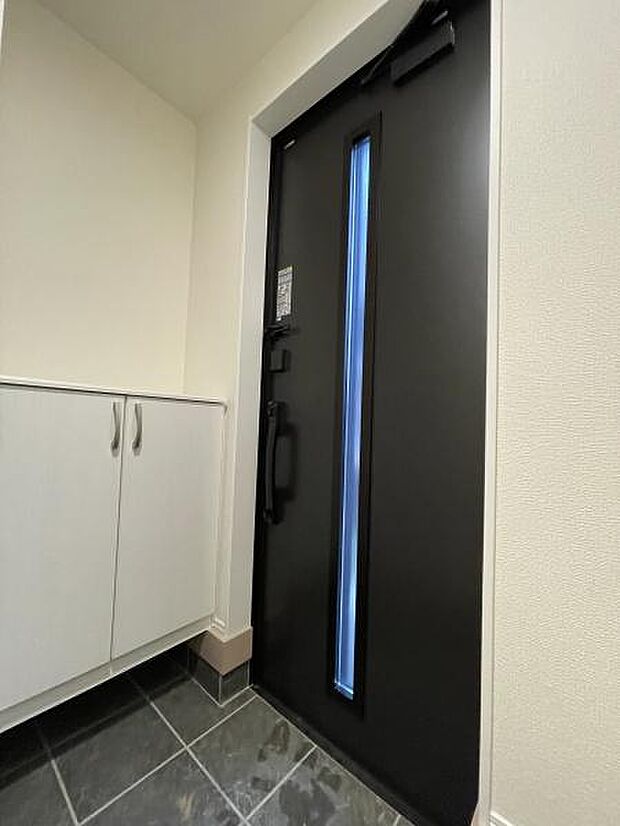 収納付きの玄関は、家族の靴や荷物もスッキリ整頓。来客時も好印象な広さと明るさです。
