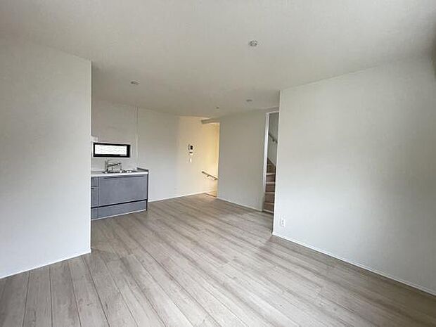 家族のコミュニケーションのとりやすいリビングイン階段!キッチンはお料理に集中できる壁付けタイプ!リビングとダイニングを自由に使い分けられます!