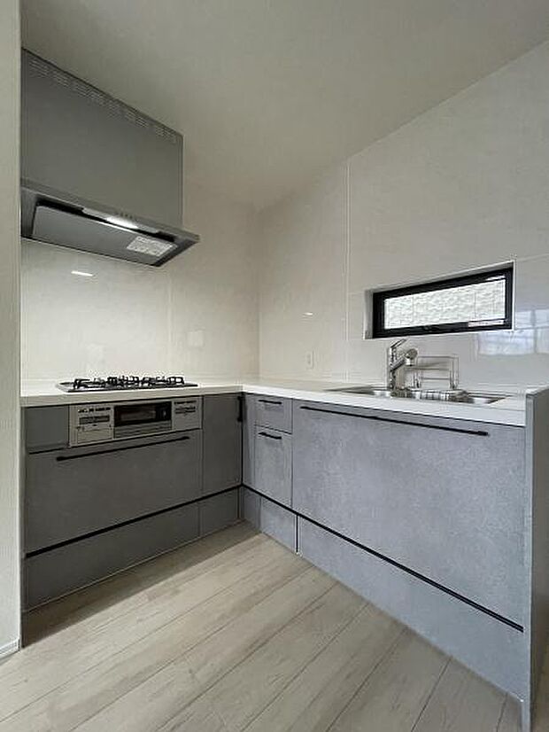 L字型で動線が良く、使いやすいキッチン仕様!窓があり換気もばっちりです!