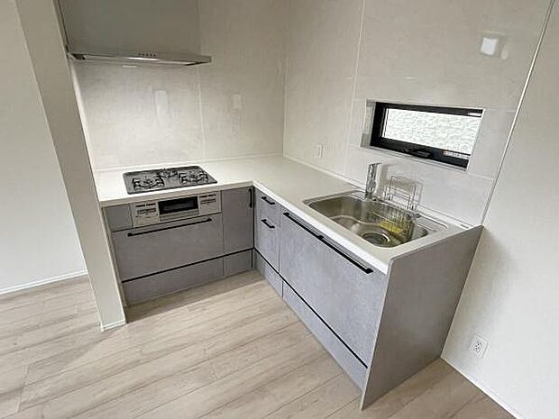 スタイリッシュなシステムキッチンは、収納力と機能性を兼ね備え、料理が楽しくなる空間。