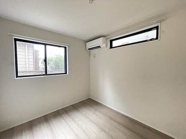 2面採光でたっぷり広々としていて明るいお部屋です!クローゼットが設置されています!