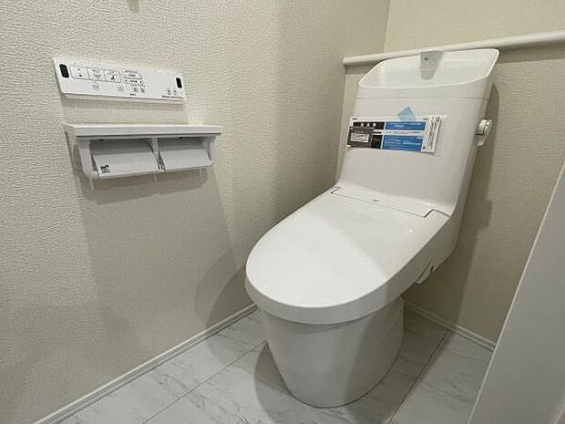 温水洗浄便座付きで快適な使い心地。シンプルなデザインで毎日のお手入れも簡単です。