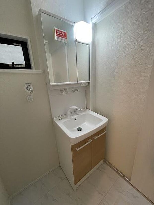 洗面化粧台はシンプルでありながら機能性も兼ね備え、快適なサニタリー空間を実現させます。収納スペースもしっかりあります!