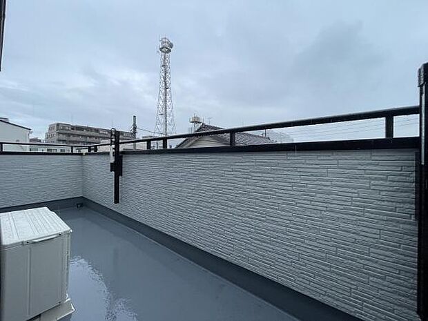 広々バルコニーは使い勝手があります!洗濯物もたくさん干せます!