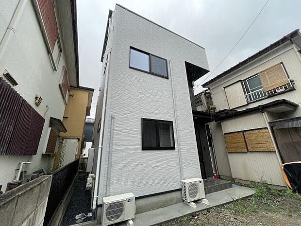 スタイリッシュな外観が魅力の3階建!JR京浜東北線「西川口」駅徒歩15分!周辺環境良好です!