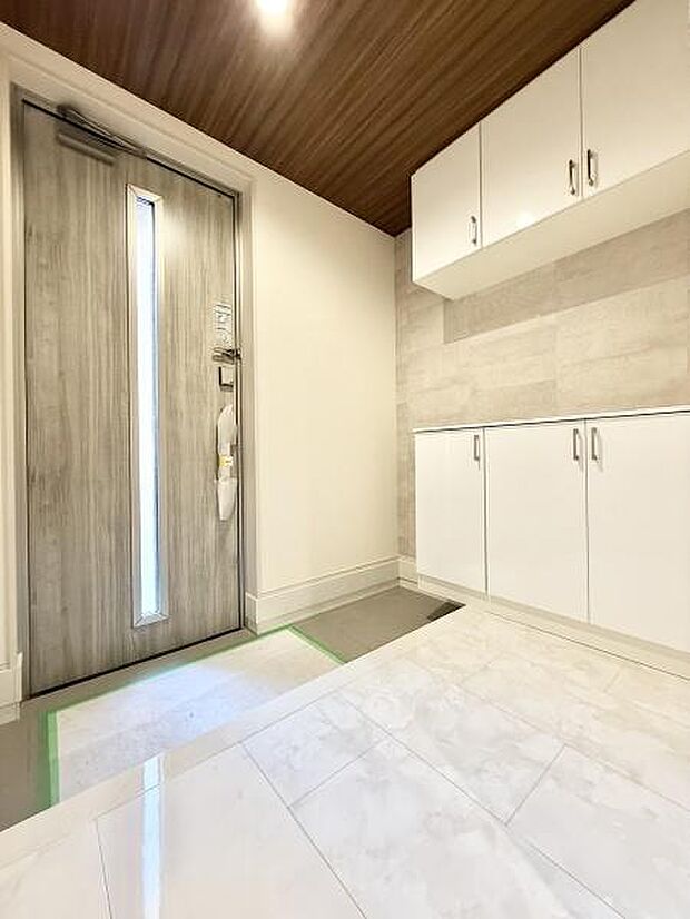 落ち着いた色調の玄関が、温かみのある迎え入れ空間を演出。上質な印象で、家族やゲストを心地よくお迎えします。