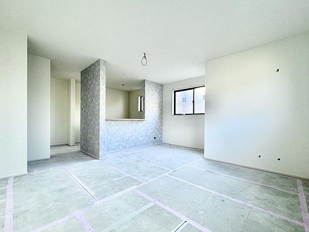 15.5帖の広々LDKは家族全員がゆったりとくつろげる空間です。リビングとダイニングを自由に使い分けられるため、様々なライフスタイルに対応します!2025年11月完成予定です！