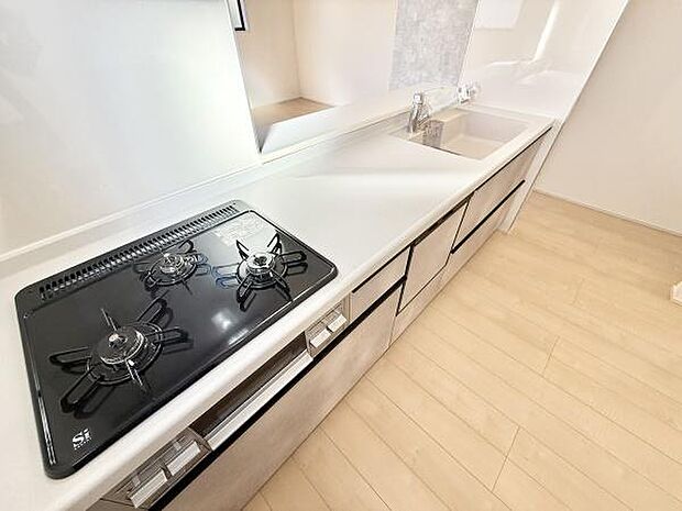スタイリッシュなシステムキッチンは、収納力と機能性を兼ね備え、料理が楽しくなる空間。リビングとつながるレイアウトも魅力です。