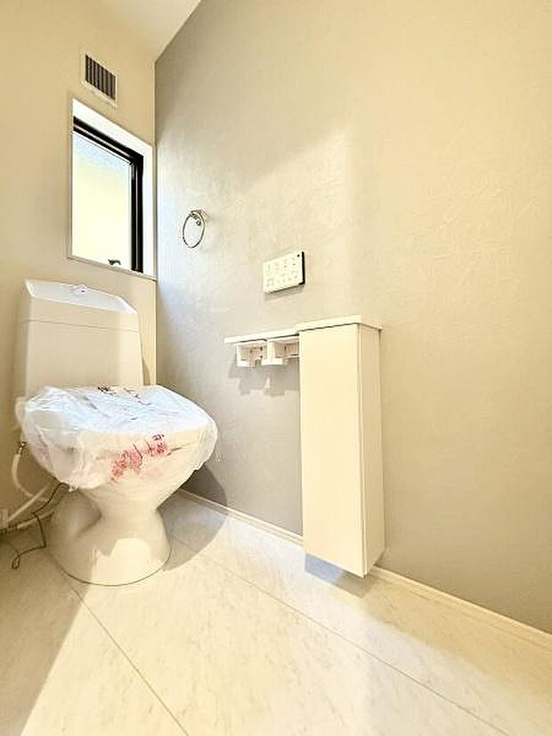 トイレは1階と2階にあります！いつでも快適に使える温水洗浄便座を設置！窓があり換気も十分行えます！