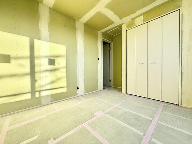 バルコニーに面した洋室5.33帖！クローゼット付き。お部屋すっきり快適な空間でくつろげます！2025年11月完成予定です！