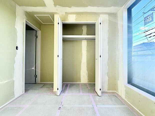 バルコニーに面した洋室5.33帖。陽当たりが良く快適な空間でくつろげます！2025年11月完成予定です！