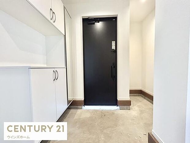 玄関の様子。カウンター仕様のシューズボックスの上には趣味の小物等を飾れます！玄関にはシューズクロークが設置され、アウトドア用品やベビーカーを置いても玄関周りがスッキリ見えます。