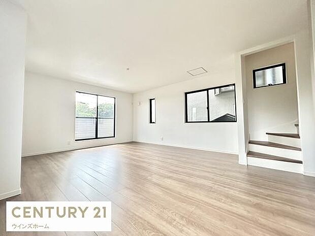 バルコニーへとつながる大きな窓から光が差し込むリビング！家族全員がゆったりとくつろげる空間です！