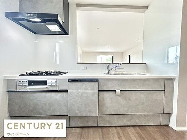 スタイリッシュなデザインの対面キッチンは、広々とした作業スペースと収納力が魅力。家族との会話を楽しみながら効率よく料理ができる快適な空間です。忙しいパパママの味方・食洗器完備！