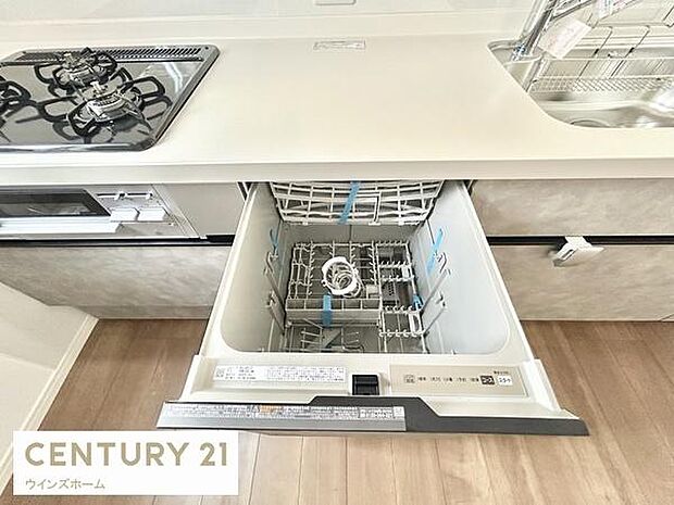 ビルトイン食洗機付きのシステムキッチンで、家事の負担を軽減。スタイリッシュなデザインと高い機能性が毎日の暮らしをサポートします。