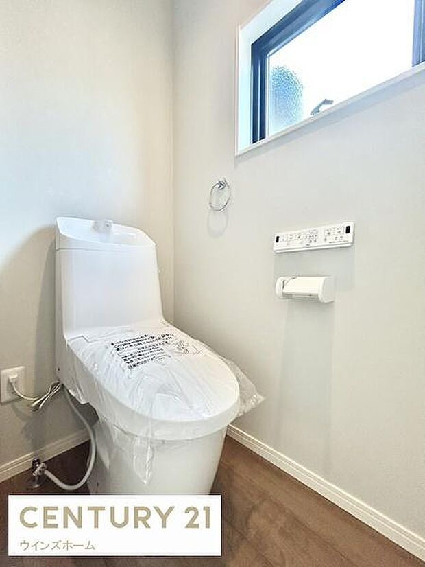 トイレは1階と3階にあります！いつでも快適に使える温水洗浄便座を設置！リモコンが壁面に設置されているのが使っていて便利を実感します！