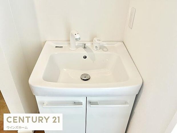 1階玄関ホールに洗面台をご用意。外から帰ったお子さまがすぐ手洗いでき衛生的ですね。